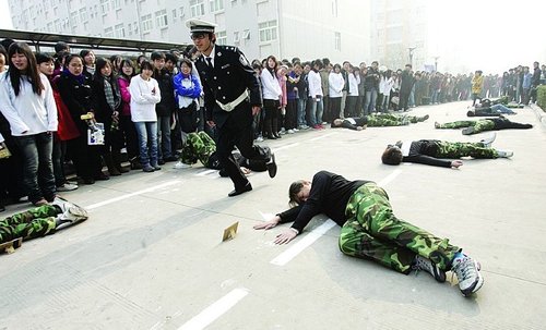 大学生校园演出行为艺术 宣传文明出行(图)